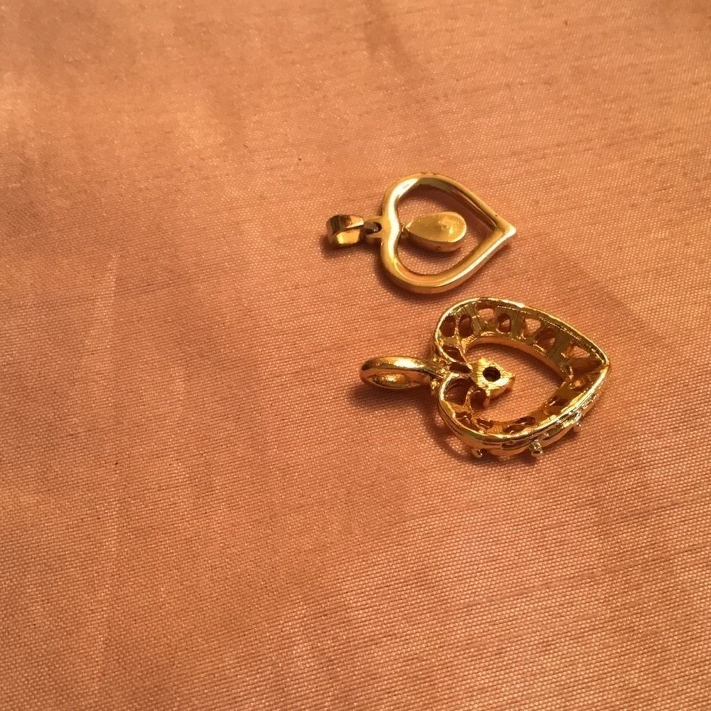 Two Goldtone Pendants - Picture 3 of 4